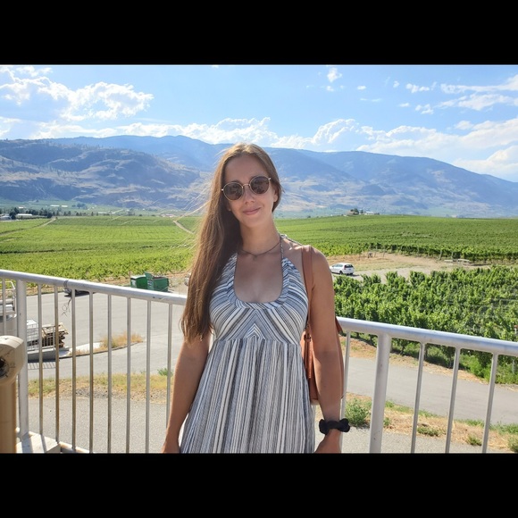 Meet your Posher, Cassandra - Picture 2 of 2